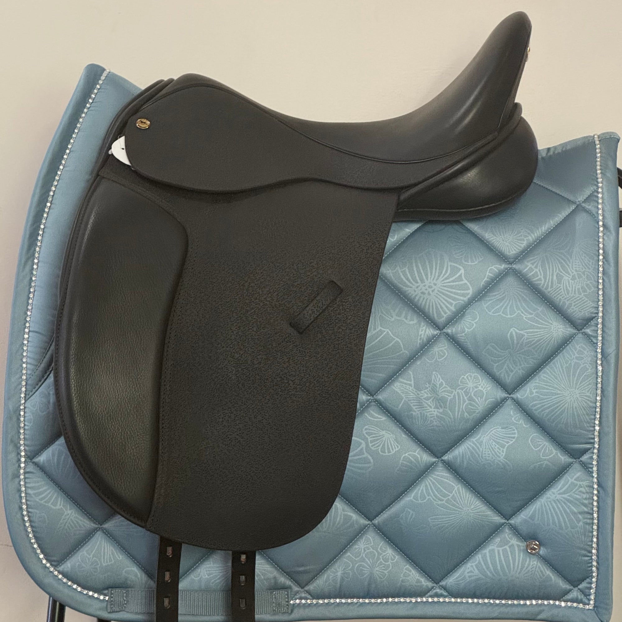 Black Country Eloquence dressage saddle, black 17.5"