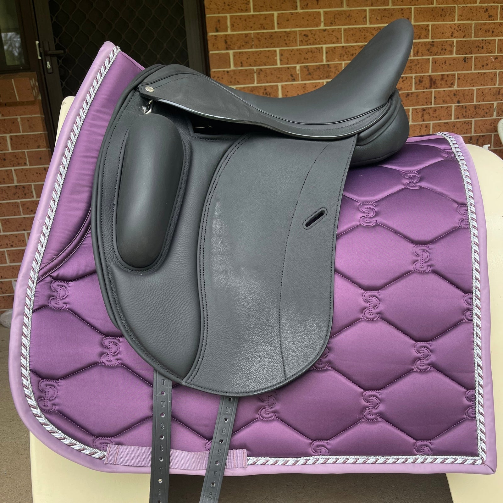 Loxley Monoflap dressage saddle black 17.5”